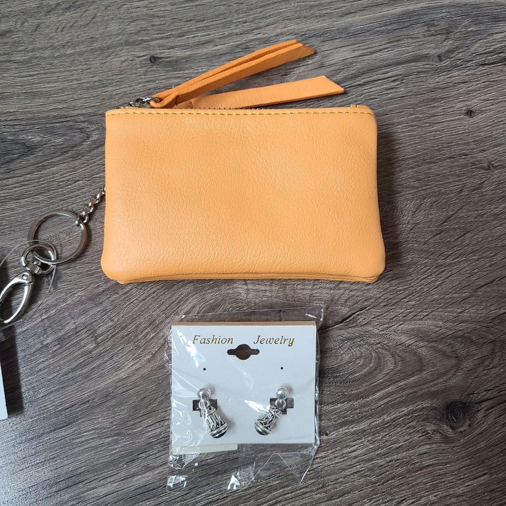 Mini pouch with set of earrings.